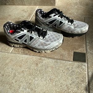 New balance women’s run disney Minnie Mouse shoes.